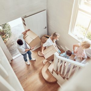 above-view-happy-caucasian-family-moving-into-thei-2025-04-06-08-13-33-utc Ordnung bei Veränderung Familiensituation
