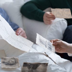 close-up-of-adult-children-browsing-father-s-old-p-2025-10-10-17-25-46-utc Ordnung in besonderen Lebenssituationen – Begleitung im Trauerfall