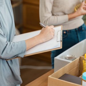 Volunteers Organizing and Donating Food Supplies for Charity – Community Support and Humanitarian Aid Überblick gewinnen durch Ordnungscoaching