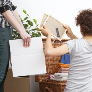 young-lesbian-couple-are-packing-useful-things-and-2025-10-03-12-52-58-utc Aussortieren beim Ordnungscoaching